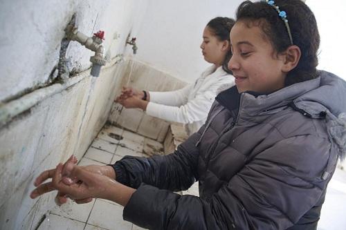 Trẻ rửa tay trước bữa trưa tại trường học ở Tunisia. Ảnh: UNICEF